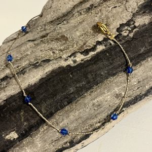 Baya ou Chevillère ORELINE en perles de verre coloris bleu et tissées sur un fil doré très solide, fermoir en acier inoxydable doré sans nickel sans plomb et sans cadmium, sur mesure et ajusté à la taille fait main