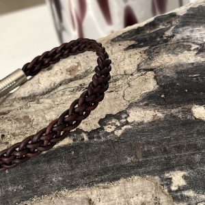 Bracelet MIXTE pour homme ou femme NAKOA en cuir brun rougi 5 brins, tressé main avec un fermoir aimanté en acier inoxydable sans nickel sans plomb et sans cadmium