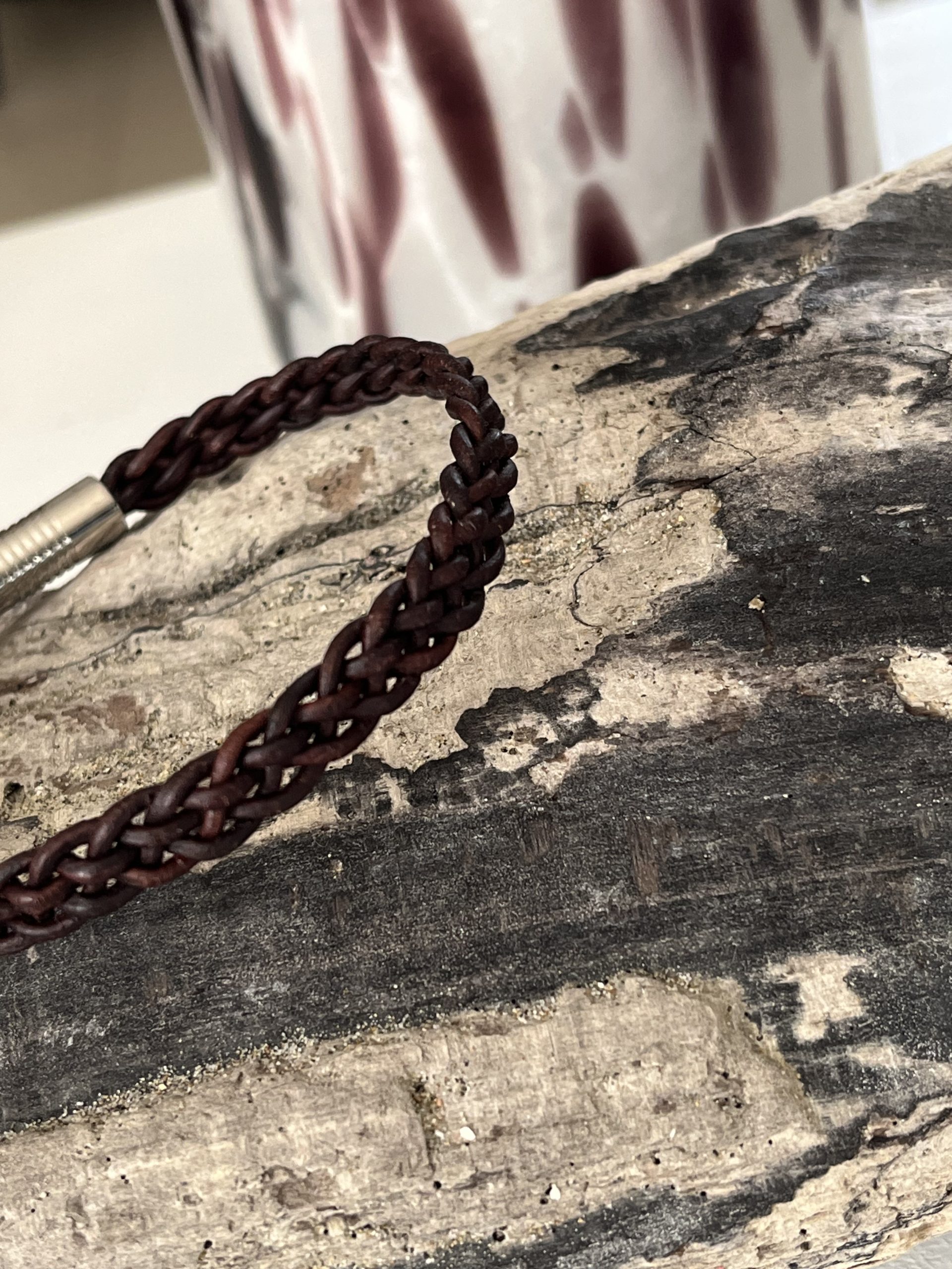 Bracelet MIXTE pour homme ou femme NAKOA en cuir brun rougi 5 brins, tressé main avec un fermoir aimanté en acier inoxydable sans nickel sans plomb et sans cadmium