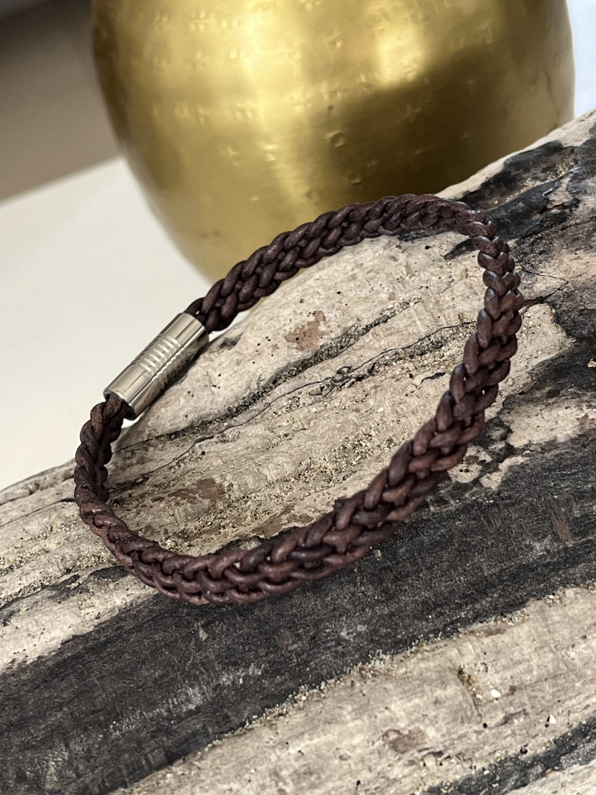 Bracelet MIXTE pour homme ou femme NAKOA en cuir brun rougi 5 brins, tressé main avec un fermoir aimanté en acier inoxydable sans nickel sans plomb et sans cadmium