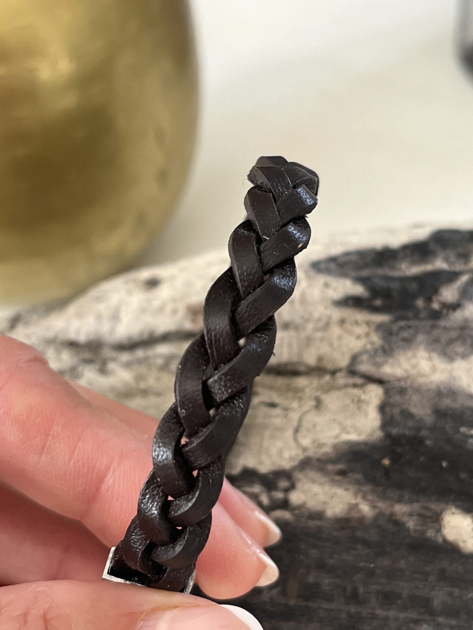 Bracelet MIXTE pour homme ou femme NAKOA en cuir brun 3 lanières, tressé main avec un fermoir aimanté en acier inoxydable sans nickel sans plomb et sans cadmium