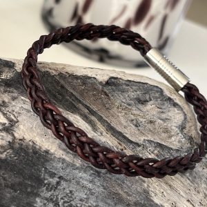 Bracelet MIXTE pour homme ou femme NAKOA en cuir brun rougi 5 brins, tressé main avec un fermoir aimanté en acier inoxydable sans nickel sans plomb et sans cadmium