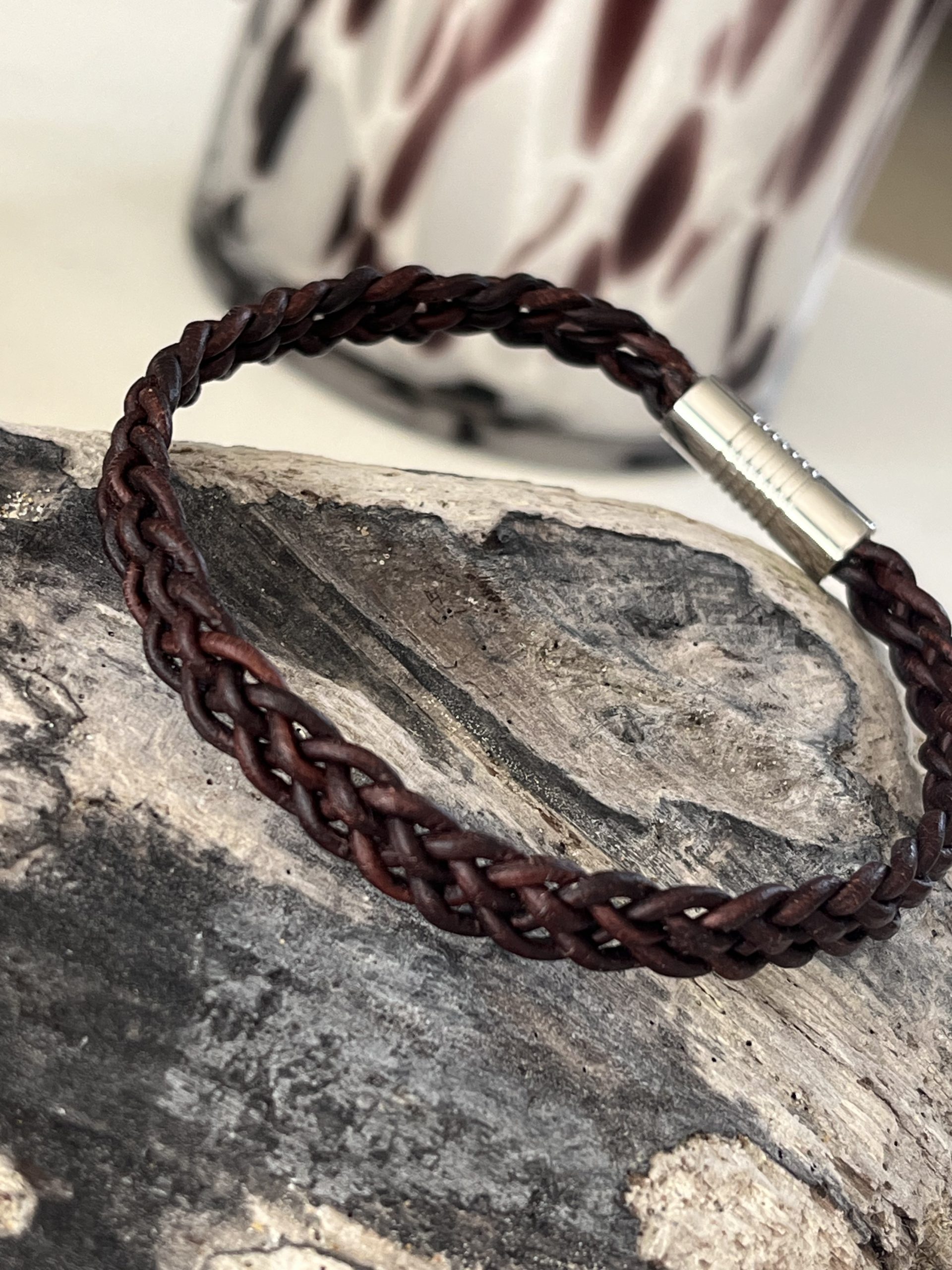 Bracelet MIXTE pour homme ou femme NAKOA en cuir brun rougi 5 brins, tressé main avec un fermoir aimanté en acier inoxydable sans nickel sans plomb et sans cadmium