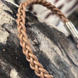 Bracelet MIXTE pour homme ou femme NAKOA en cuir beige marron clair 4 brins, tressé main avec un fermoir aimanté en acier inoxydable sans nickel sans plomb et sans cadmium