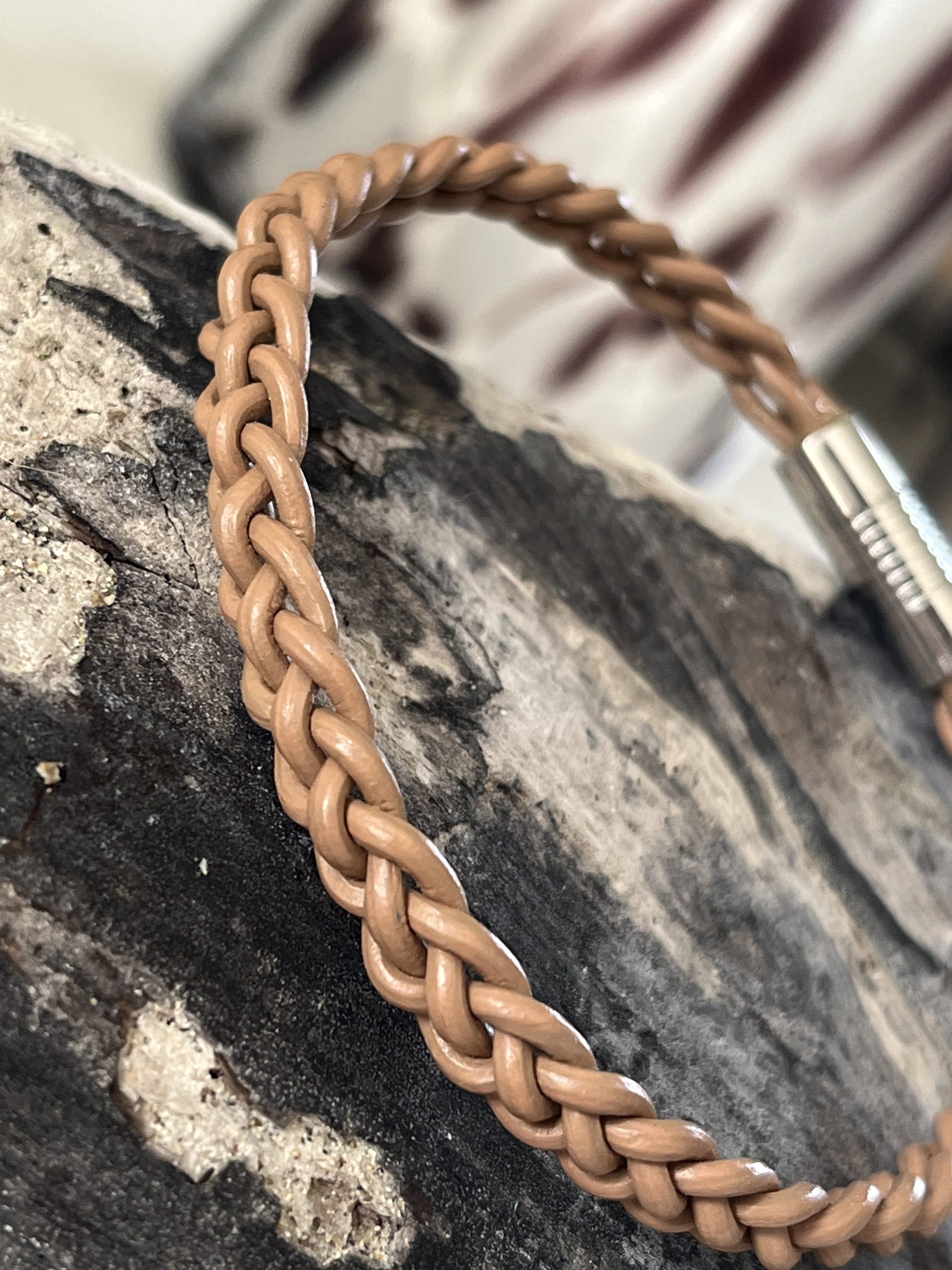 Bracelet MIXTE pour homme ou femme NAKOA en cuir beige marron clair 4 brins, tressé main avec un fermoir aimanté en acier inoxydable sans nickel sans plomb et sans cadmium