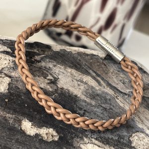 Bracelet MIXTE pour homme ou femme NAKOA en cuir beige marron clair 4 brins, tressé main avec un fermoir aimanté en acier inoxydable sans nickel sans plomb et sans cadmium