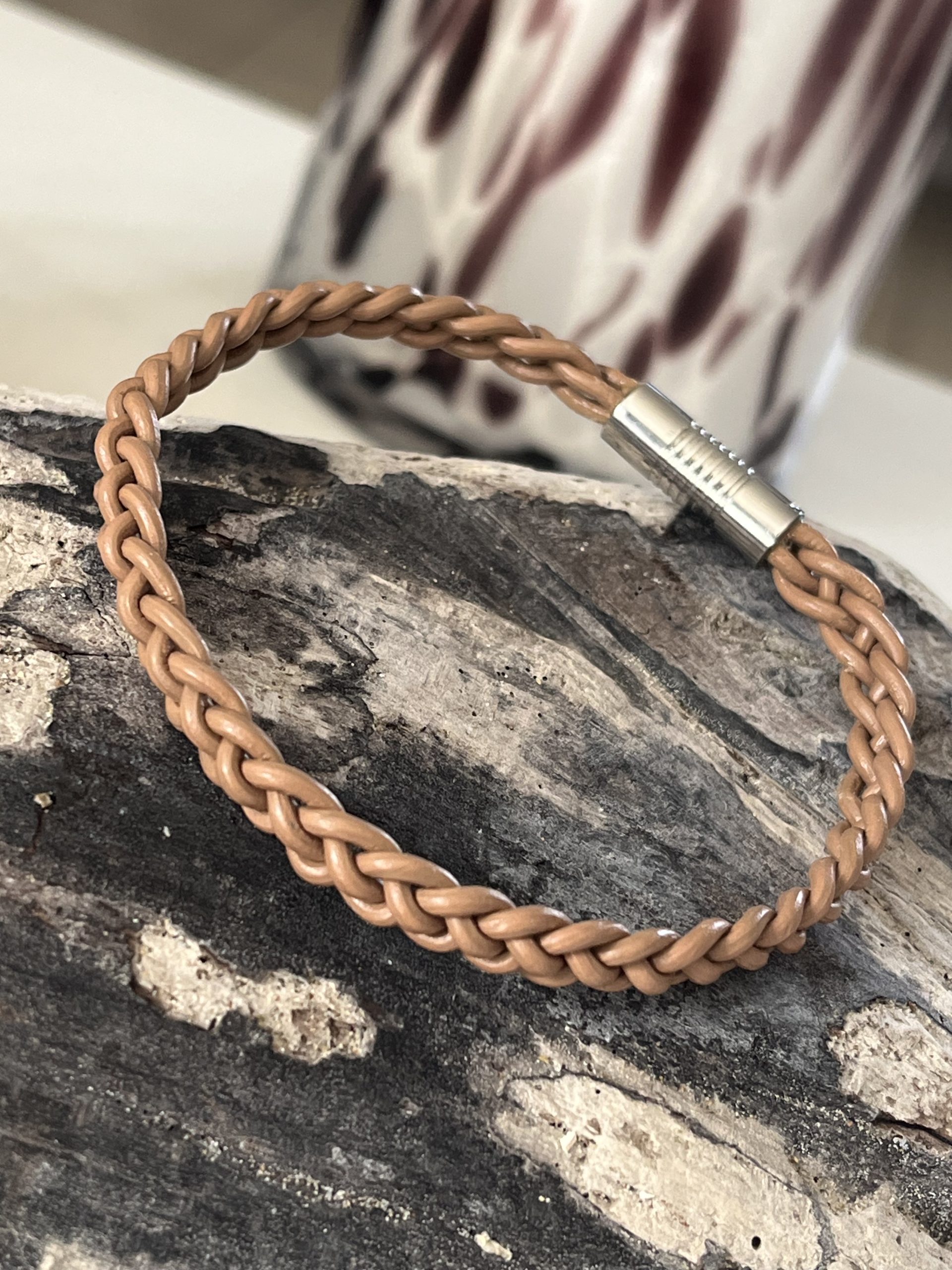 Bracelet MIXTE pour homme ou femme NAKOA en cuir beige marron clair 4 brins, tressé main avec un fermoir aimanté en acier inoxydable sans nickel sans plomb et sans cadmium