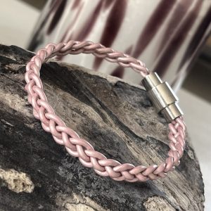 Bracelet MIXTE pour homme ou femme NAKOA en cuir rose 4 brins, tressé main avec un fermoir aimanté en acier inoxydable sans nickel sans plomb et sans cadmium