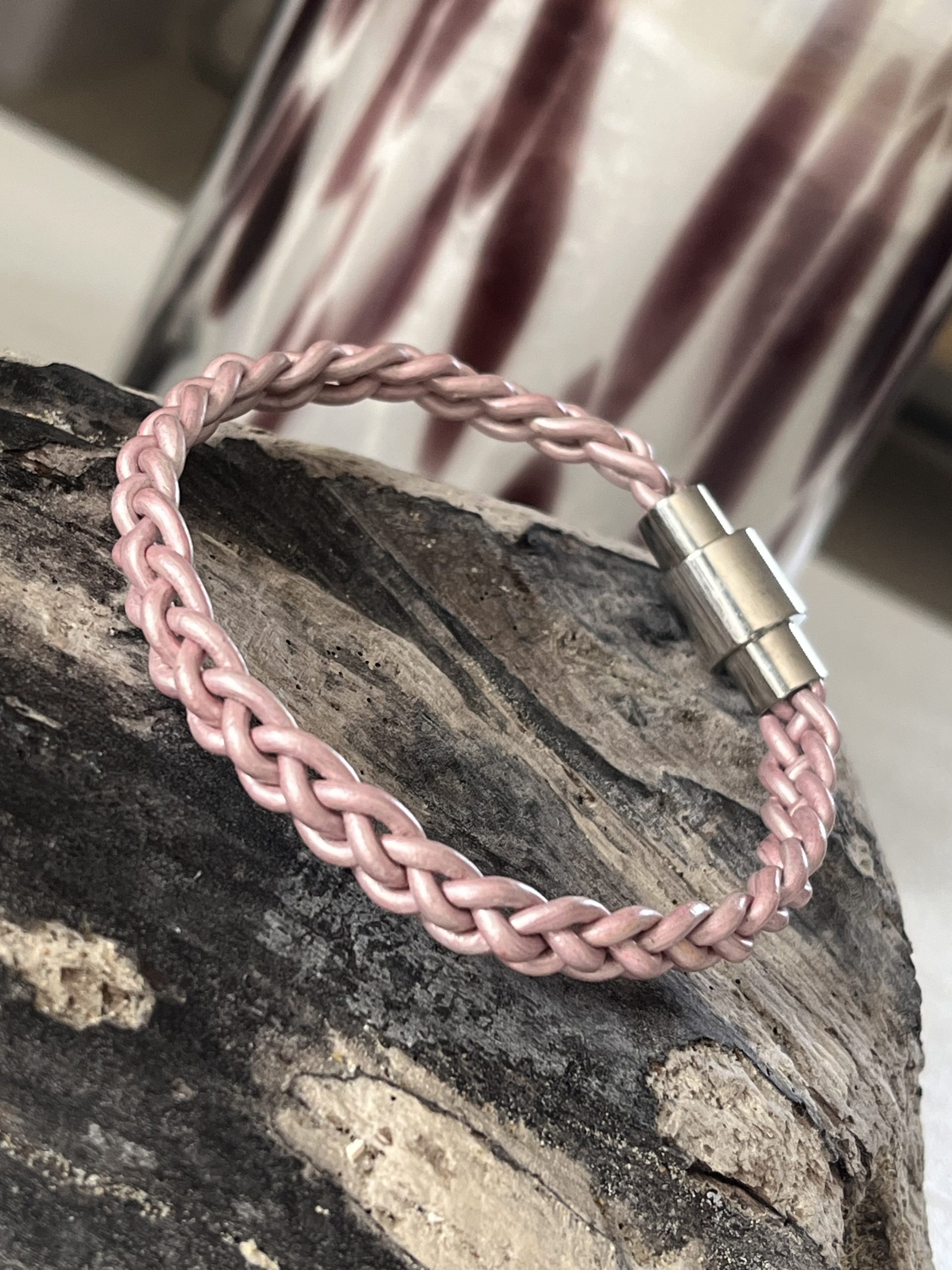 Bracelet MIXTE pour homme ou femme NAKOA en cuir rose 4 brins, tressé main avec un fermoir aimanté en acier inoxydable sans nickel sans plomb et sans cadmium