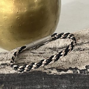 Bracelet femme bicolore NAKOA en cuir noir et rose doré, tressé main avec le meme fermoir en acier inoxydable sans nickel sans plomb et sans cadmium