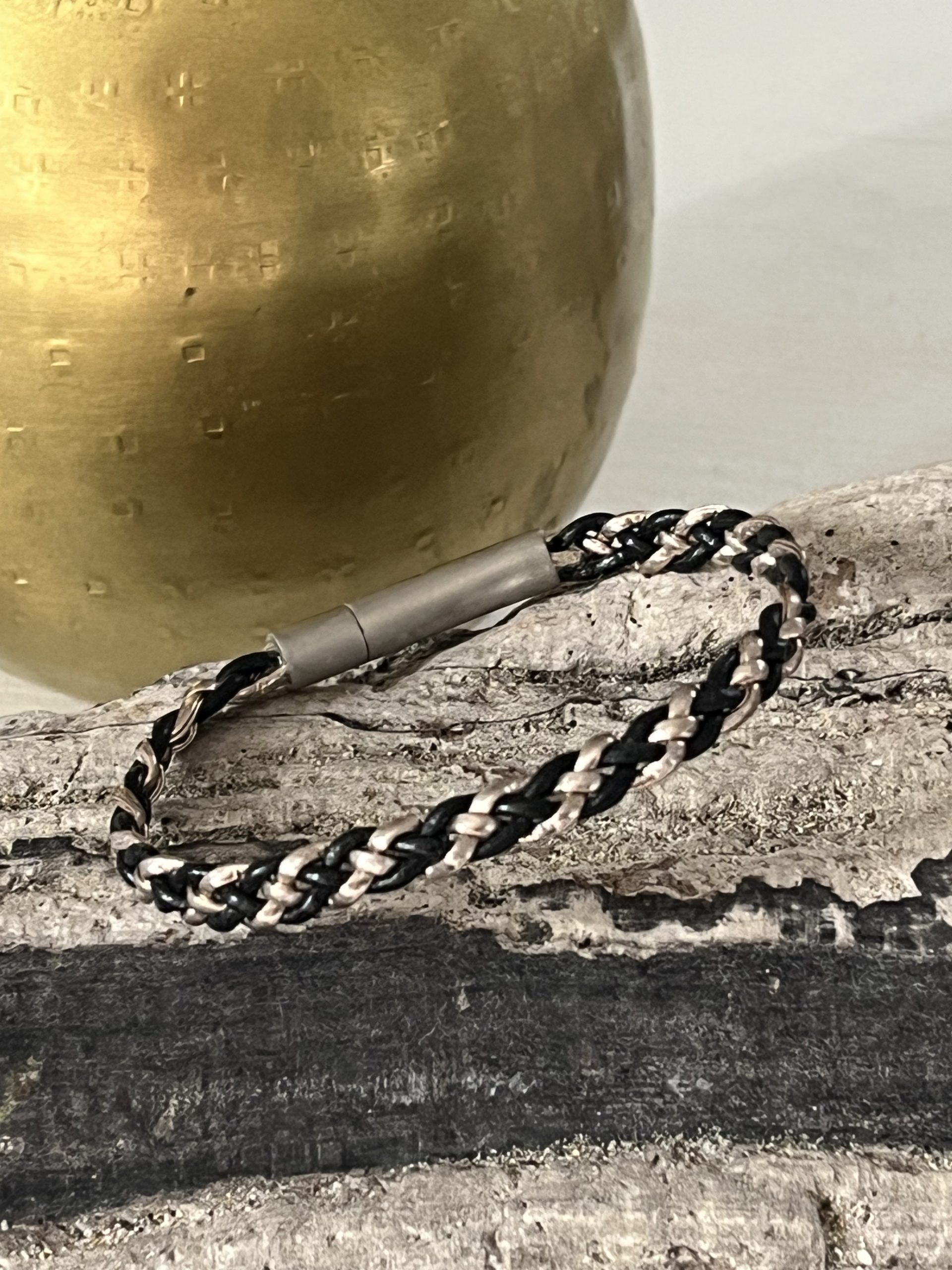 Bracelet femme bicolore NAKOA en cuir noir et rose doré, tressé main avec le meme fermoir en acier inoxydable sans nickel sans plomb et sans cadmium