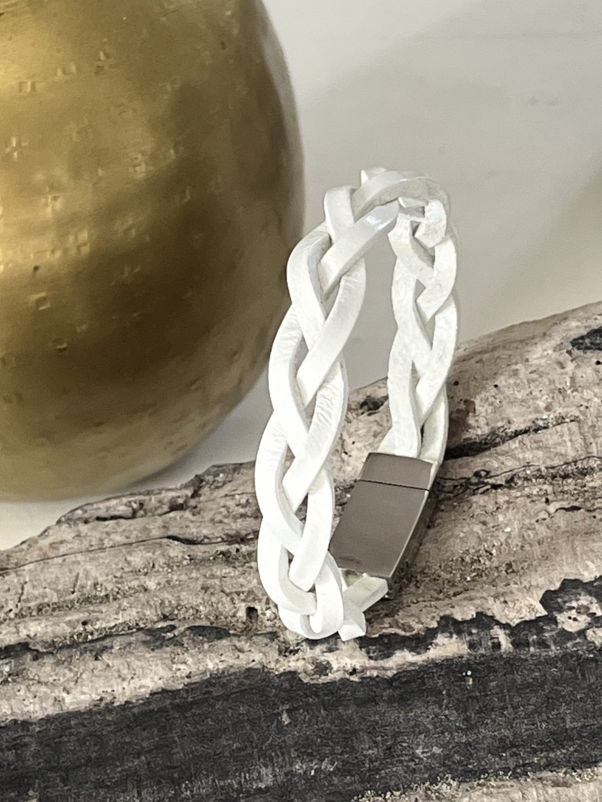 Bracelet MIXTE pour homme ou femme NAKOA en cuir blanc 3 lanières, tressé main avec un fermoir aimanté en acier inoxydable sans nickel sans plomb et sans cadmium