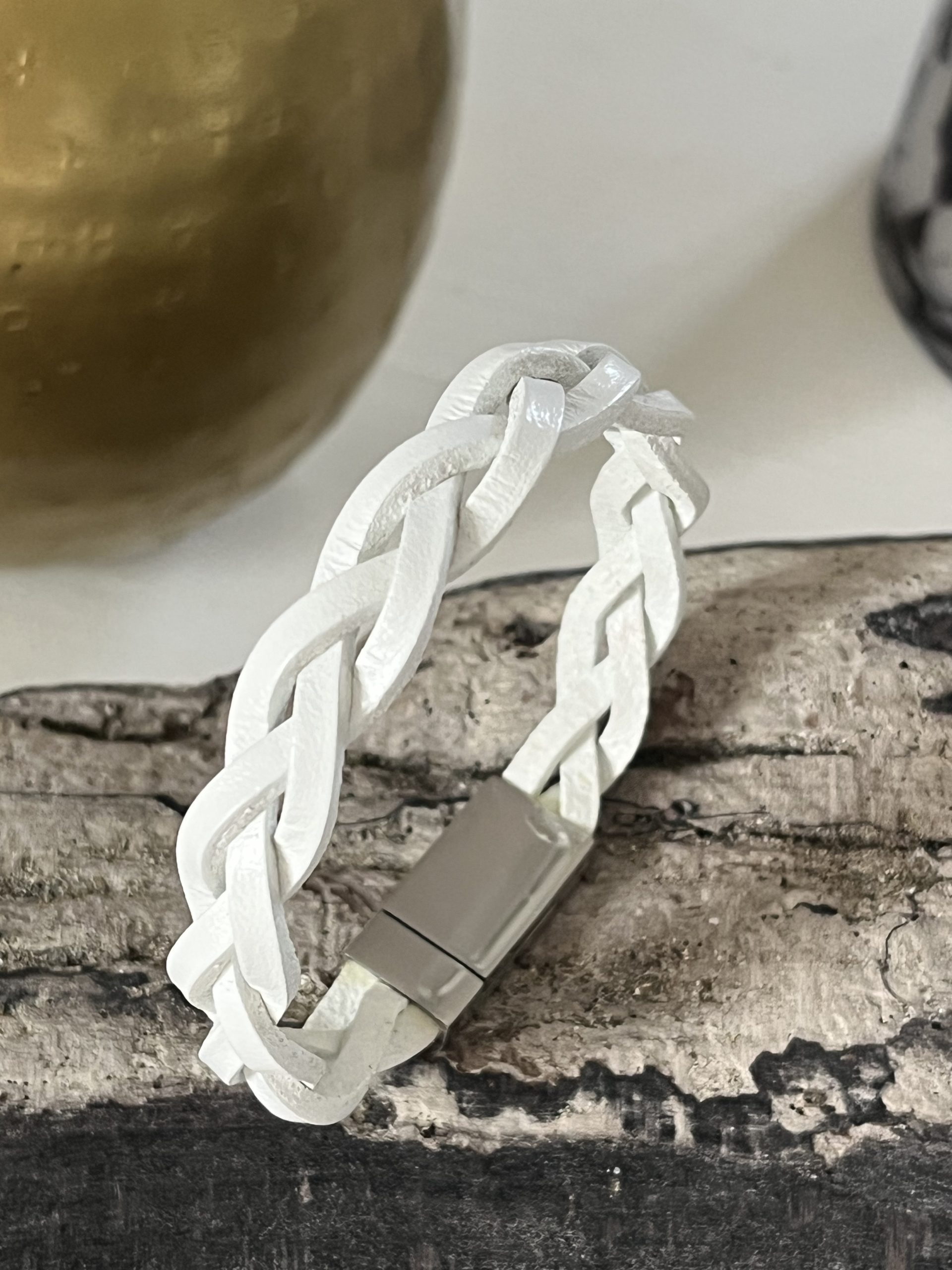 Bracelet MIXTE pour homme ou femme NAKOA en cuir blanc 3 lanières, tressé main avec un fermoir aimanté en acier inoxydable sans nickel sans plomb et sans cadmium