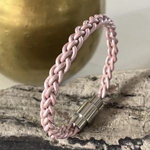 Bracelet MIXTE pour homme ou femme NAKOA en cuir rose 4 brins, tressé main avec un fermoir aimanté en acier inoxydable sans nickel sans plomb et sans cadmium