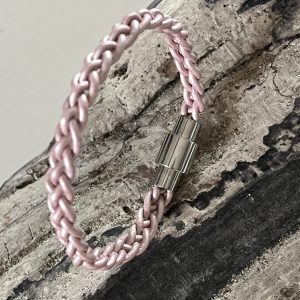 Bracelet MIXTE pour homme ou femme NAKOA en cuir rose 4 brins, tressé main avec un fermoir aimanté en acier inoxydable sans nickel sans plomb et sans cadmium