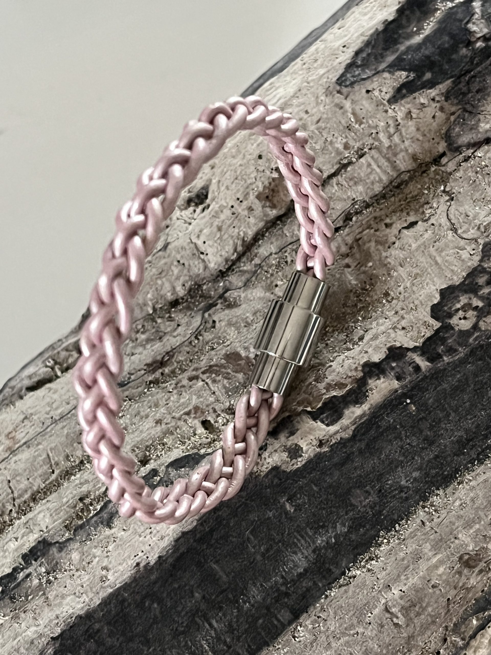 Bracelet MIXTE pour homme ou femme NAKOA en cuir rose 4 brins, tressé main avec un fermoir aimanté en acier inoxydable sans nickel sans plomb et sans cadmium
