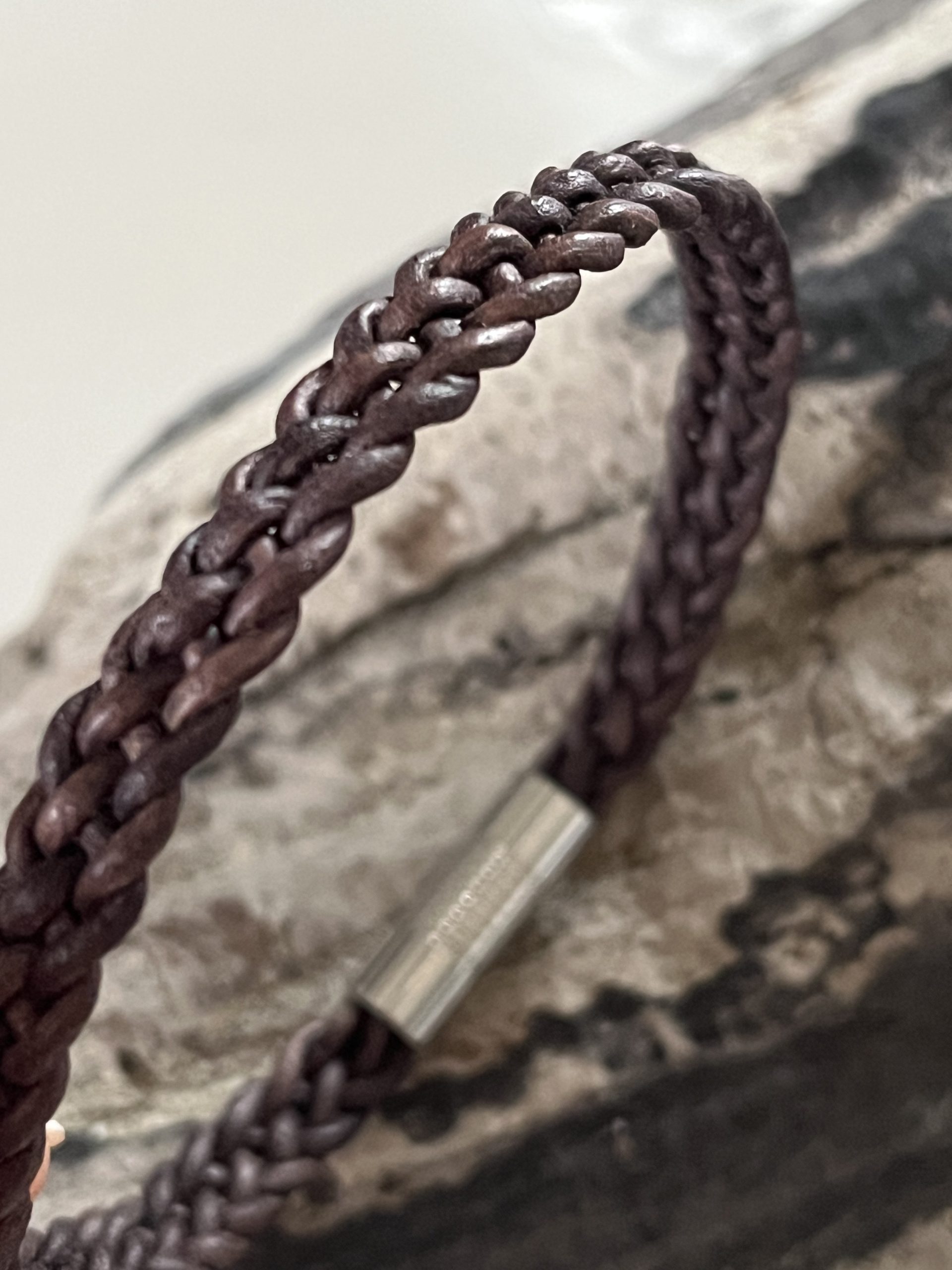 Bracelet MIXTE pour homme ou femme NAKOA en cuir brun grisé 5 brins, tressé main avec un fermoir aimanté en acier inoxydable sans nickel sans plomb et sans cadmium