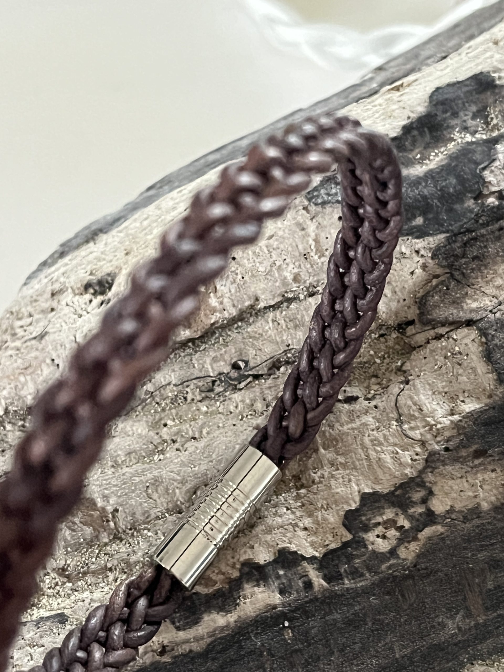 Bracelet MIXTE pour homme ou femme NAKOA en cuir brun grisé, 5 brins, tressé main avec un fermoir aimanté en acier inoxydable sans nickel sans plomb et sans cadmium