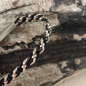 Bracelet femme bicolore NAKOA en cuir noir et rose doré, tressé main avec le meme fermoir en acier inoxydable sans nickel sans plomb et sans cadmium