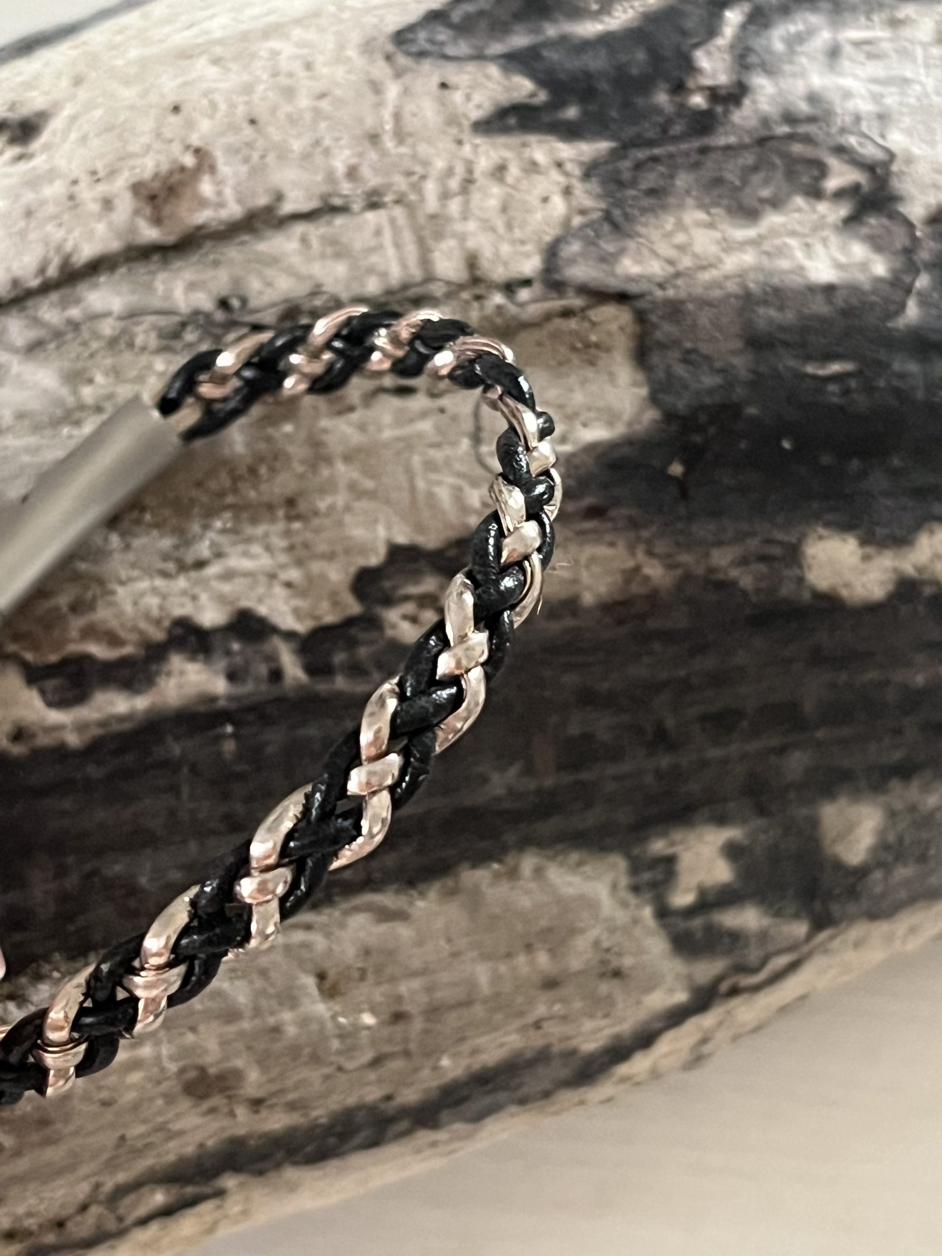 Bracelet femme bicolore NAKOA en cuir noir et rose doré, tressé main avec le meme fermoir en acier inoxydable sans nickel sans plomb et sans cadmium