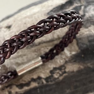 Bracelet MIXTE pour homme ou femme NAKOA en cuir brun rougi 5 brins, tressé main avec un fermoir aimanté en acier inoxydable sans nickel sans plomb et sans cadmium
