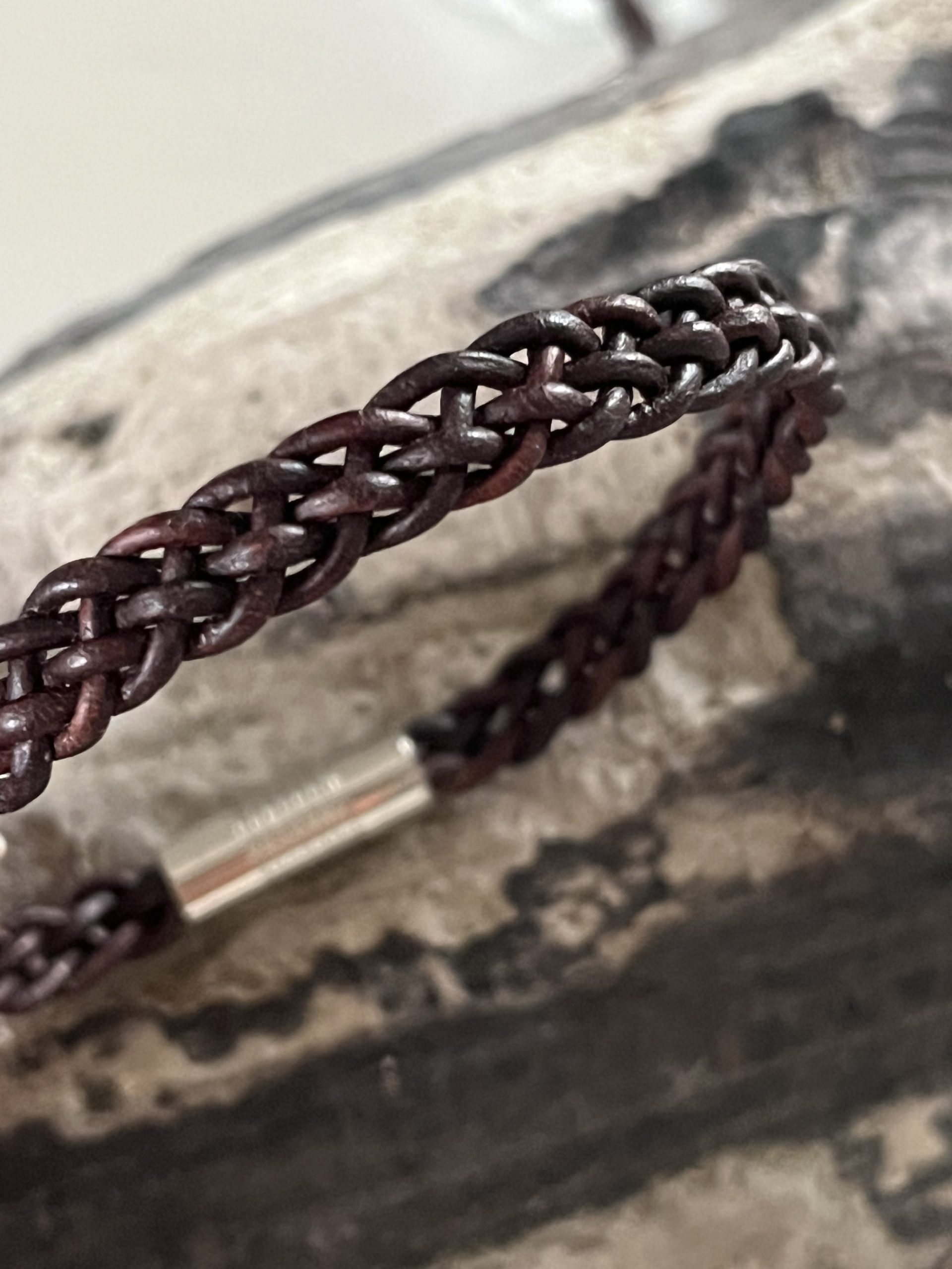 Bracelet MIXTE pour homme ou femme NAKOA en cuir brun rougi 5 brins, tressé main avec un fermoir aimanté en acier inoxydable sans nickel sans plomb et sans cadmium