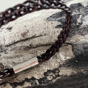 Bracelet MIXTE pour homme ou femme NAKOA en cuir brun rougi 5 brins, tressé main avec un fermoir aimanté en acier inoxydable sans nickel sans plomb et sans cadmium