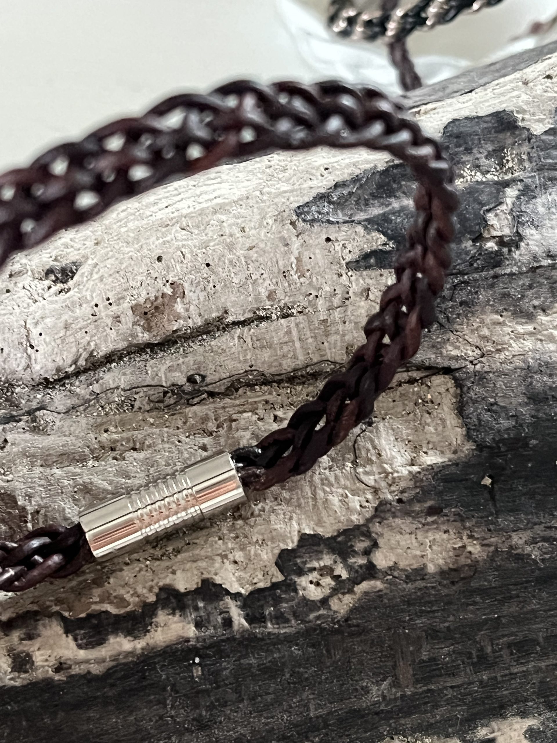 Bracelet MIXTE pour homme ou femme NAKOA en cuir brun rougi 5 brins, tressé main avec un fermoir aimanté en acier inoxydable sans nickel sans plomb et sans cadmium