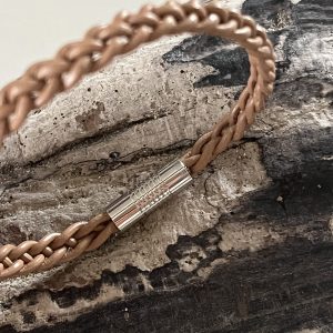 Bracelet MIXTE pour homme ou femme NAKOA en cuir beige marron clair 4 brins, tressé main avec un fermoir aimanté en acier inoxydable sans nickel sans plomb et sans cadmium