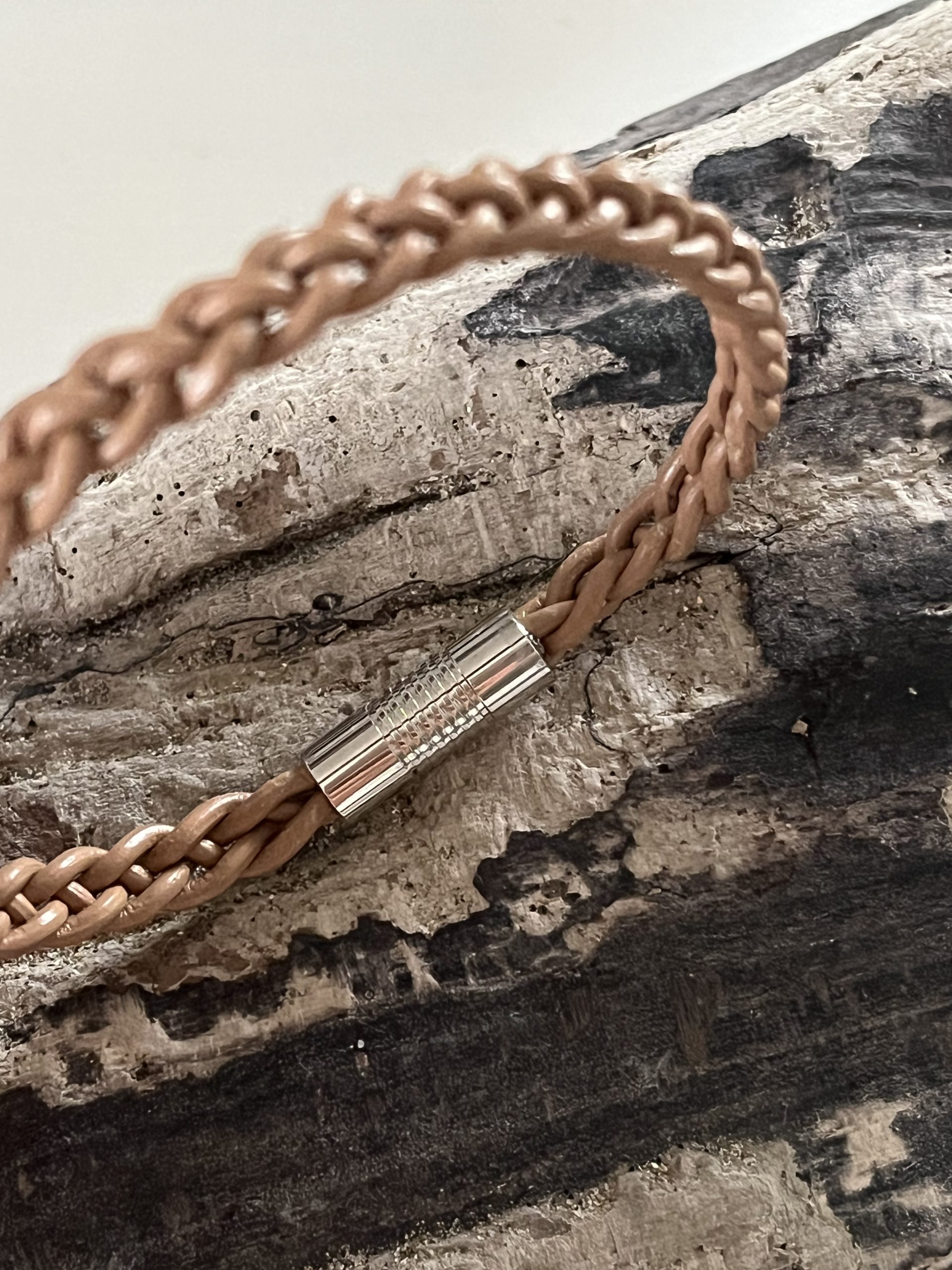 Bracelet MIXTE pour homme ou femme NAKOA en cuir beige marron clair 4 brins, tressé main avec un fermoir aimanté en acier inoxydable sans nickel sans plomb et sans cadmium