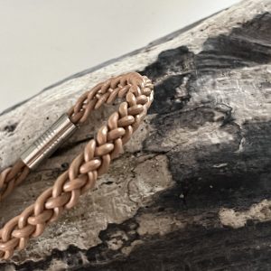 Bracelet MIXTE pour homme ou femme NAKOA en cuir beige marron clair 4 brins, tressé main avec un fermoir aimanté en acier inoxydable sans nickel sans plomb et sans cadmium