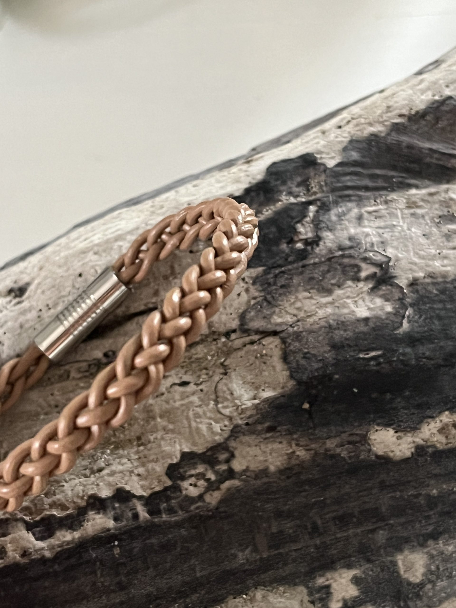 Bracelet MIXTE pour homme ou femme NAKOA en cuir beige marron clair 4 brins, tressé main avec un fermoir aimanté en acier inoxydable sans nickel sans plomb et sans cadmium