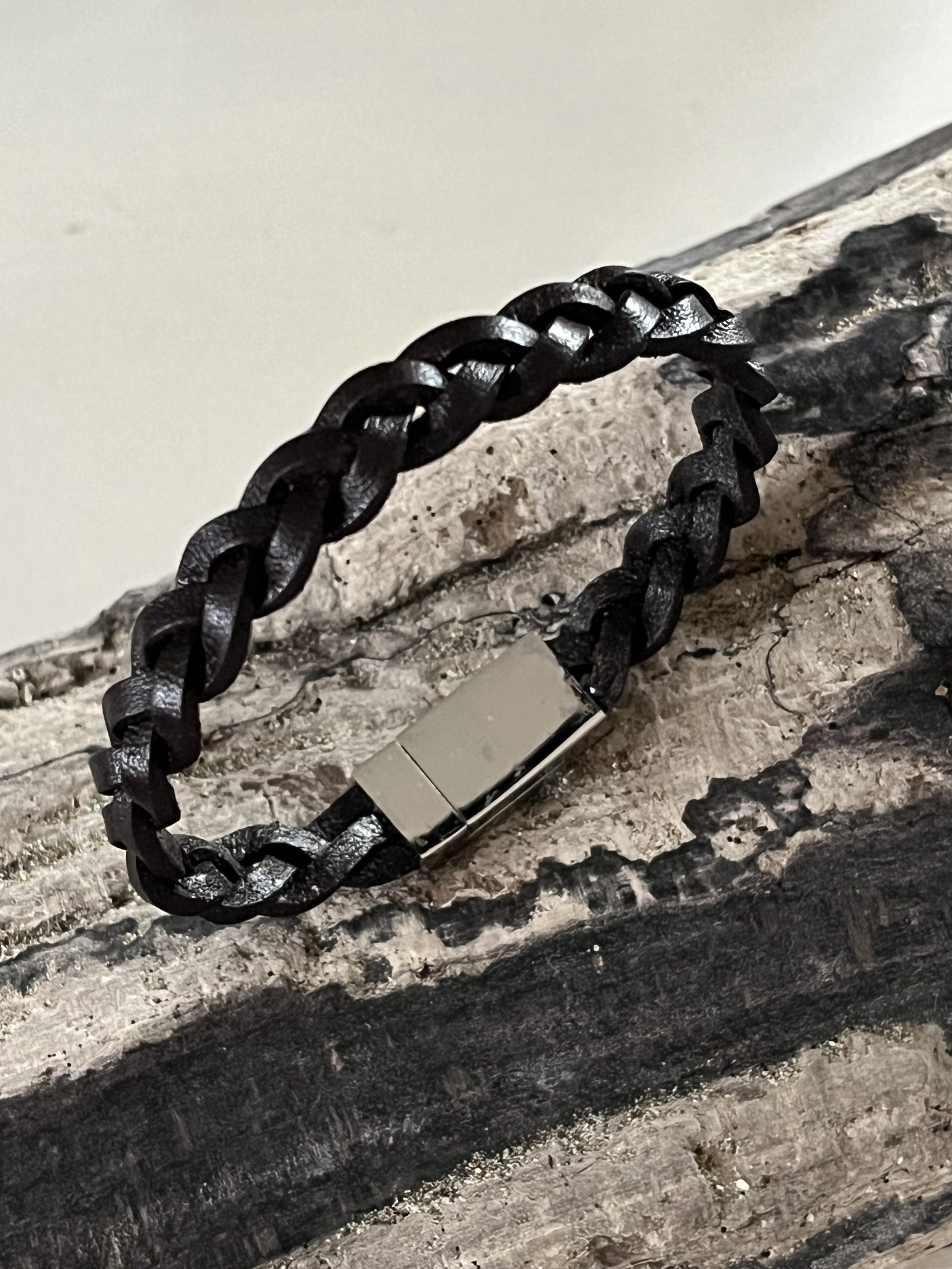 Bracelet MIXTE pour homme ou femme NAKOA en cuir noir 3 lanières, tressé main avec un fermoir aimanté en acier inoxydable sans nickel sans plomb et sans cadmium