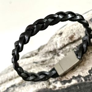 Bracelet MIXTE pour homme ou femme NAKOA en cuir noir 3 lanières, tressé main avec un fermoir aimanté en acier inoxydable sans nickel sans plomb et sans cadmium