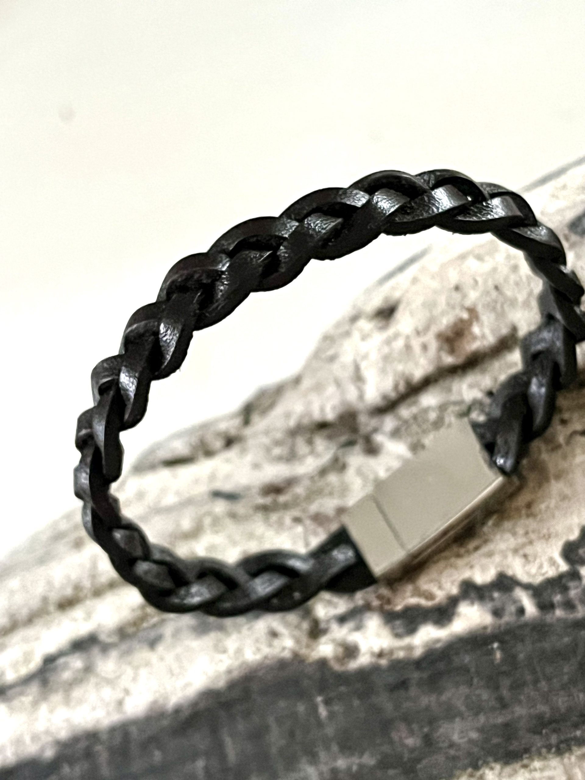 Bracelet MIXTE pour homme ou femme NAKOA en cuir noir 3 lanières, tressé main avec un fermoir aimanté en acier inoxydable sans nickel sans plomb et sans cadmium