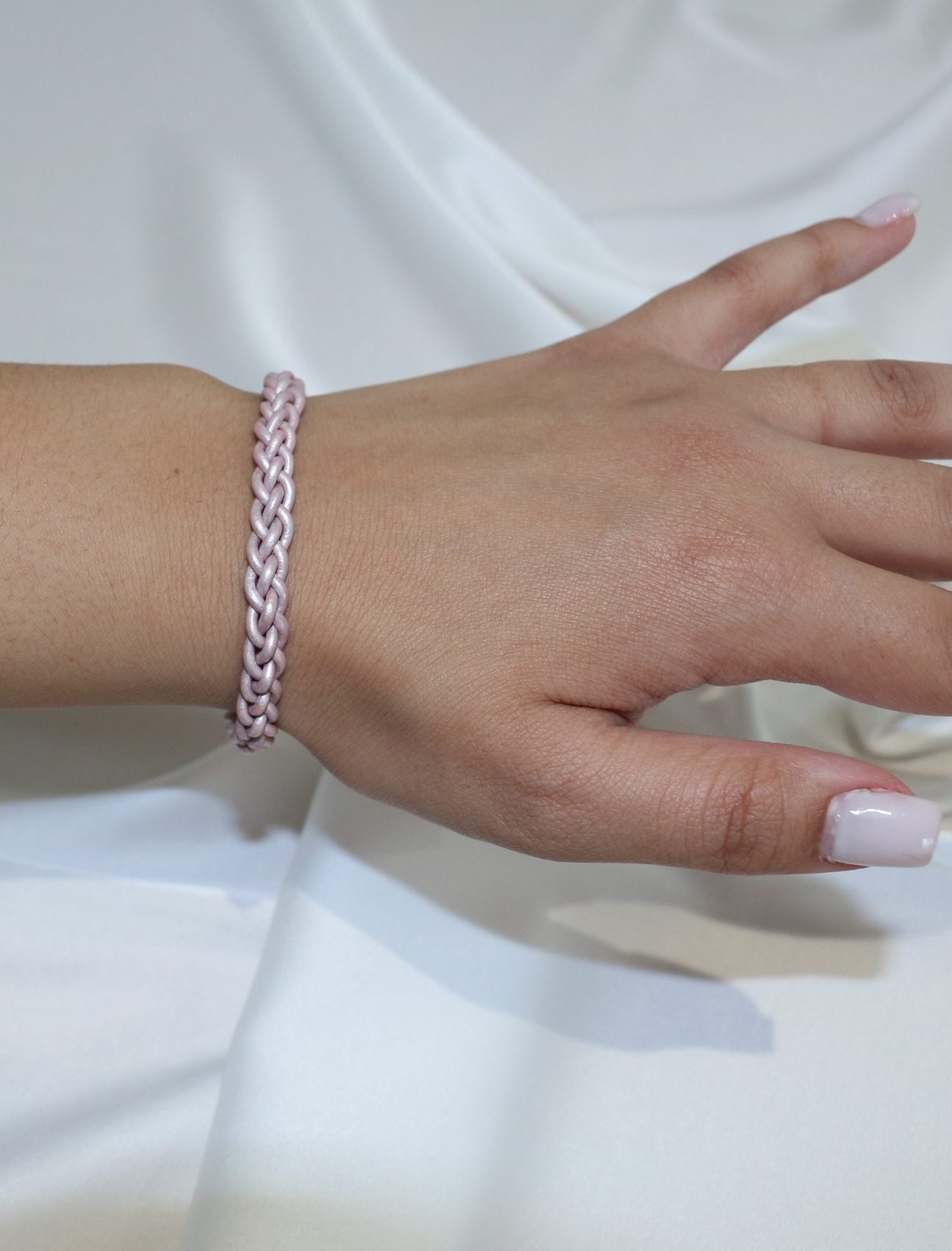 Bracelet MIXTE pour homme ou femme NAKOA en cuir rose 4 brins, tressé main avec un fermoir aimanté en acier inoxydable sans nickel sans plomb et sans cadmium