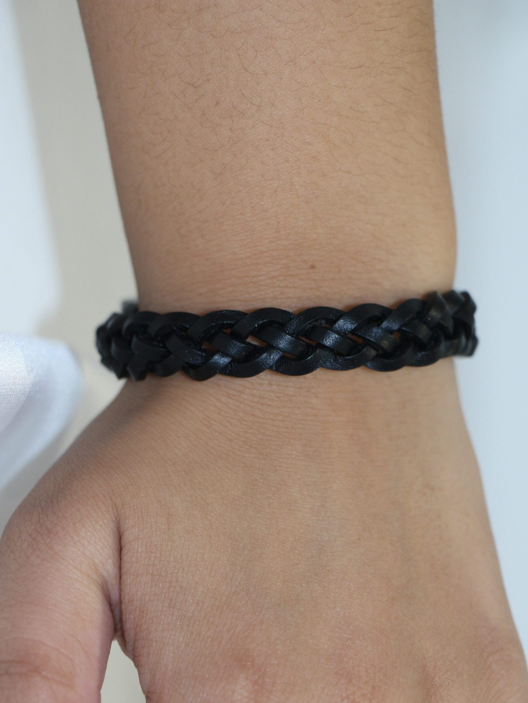 Bracelet MIXTE pour homme ou femme NAKOA en cuir noir 4 lanières, tressé main avec un fermoir aimanté en acier inoxydable sans nickel sans plomb et sans cadmium