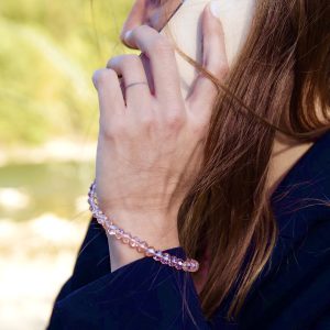 Luminya Dragonne poignée cordon bijou de téléphone en perles de verre colorées rose clair peche saumon transparent aux reflets scintillants et lumineux pour coque de tel fait main solide option rondelles plaqué or