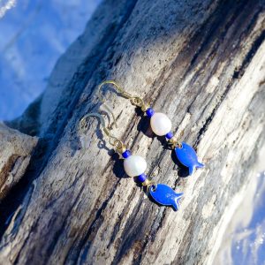 Boucles d'oreilles Marina en acier inoxydable sans nickel sans plomb et sans cadmium avec perles de verre, perles de culture d'eau douce blanche et charm de poisson bleu en céramique fait main