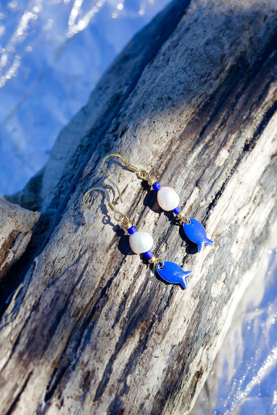 Boucles d'oreilles Marina en acier inoxydable sans nickel sans plomb et sans cadmium avec perles de verre, perles de culture d'eau douce blanche et charm de poisson bleu en céramique fait main