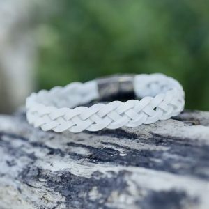 Bracelet MIXTE pour homme ou femme NAKOA en cuir blanc 4 lanières, tressé main avec un fermoir aimanté en acier inoxydable sans nickel sans plomb et sans cadmium