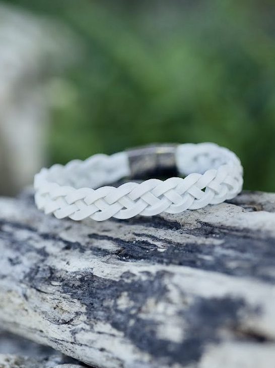 Bracelet MIXTE pour homme ou femme NAKOA en cuir blanc 4 lanières, tressé main avec un fermoir aimanté en acier inoxydable sans nickel sans plomb et sans cadmium