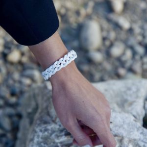 Bracelet MIXTE pour homme ou femme NAKOA en cuir blanc 4 lanières, tressé main avec un fermoir aimanté en acier inoxydable sans nickel sans plomb et sans cadmium