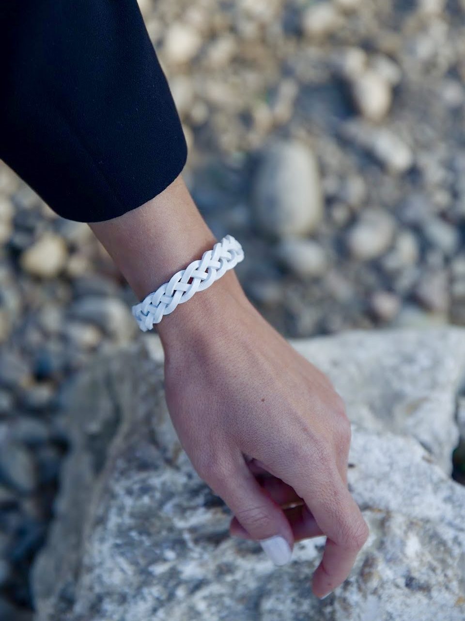 Bracelet MIXTE pour homme ou femme NAKOA en cuir blanc 4 lanières, tressé main avec un fermoir aimanté en acier inoxydable sans nickel sans plomb et sans cadmium