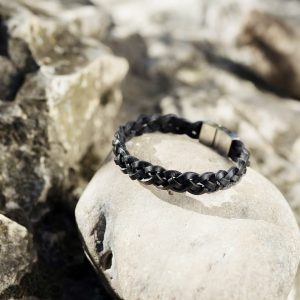 Bracelet MIXTE pour homme ou femme NAKOA en cuir noir 3 lanières, tressé main avec un fermoir aimanté en acier inoxydable sans nickel sans plomb et sans cadmium