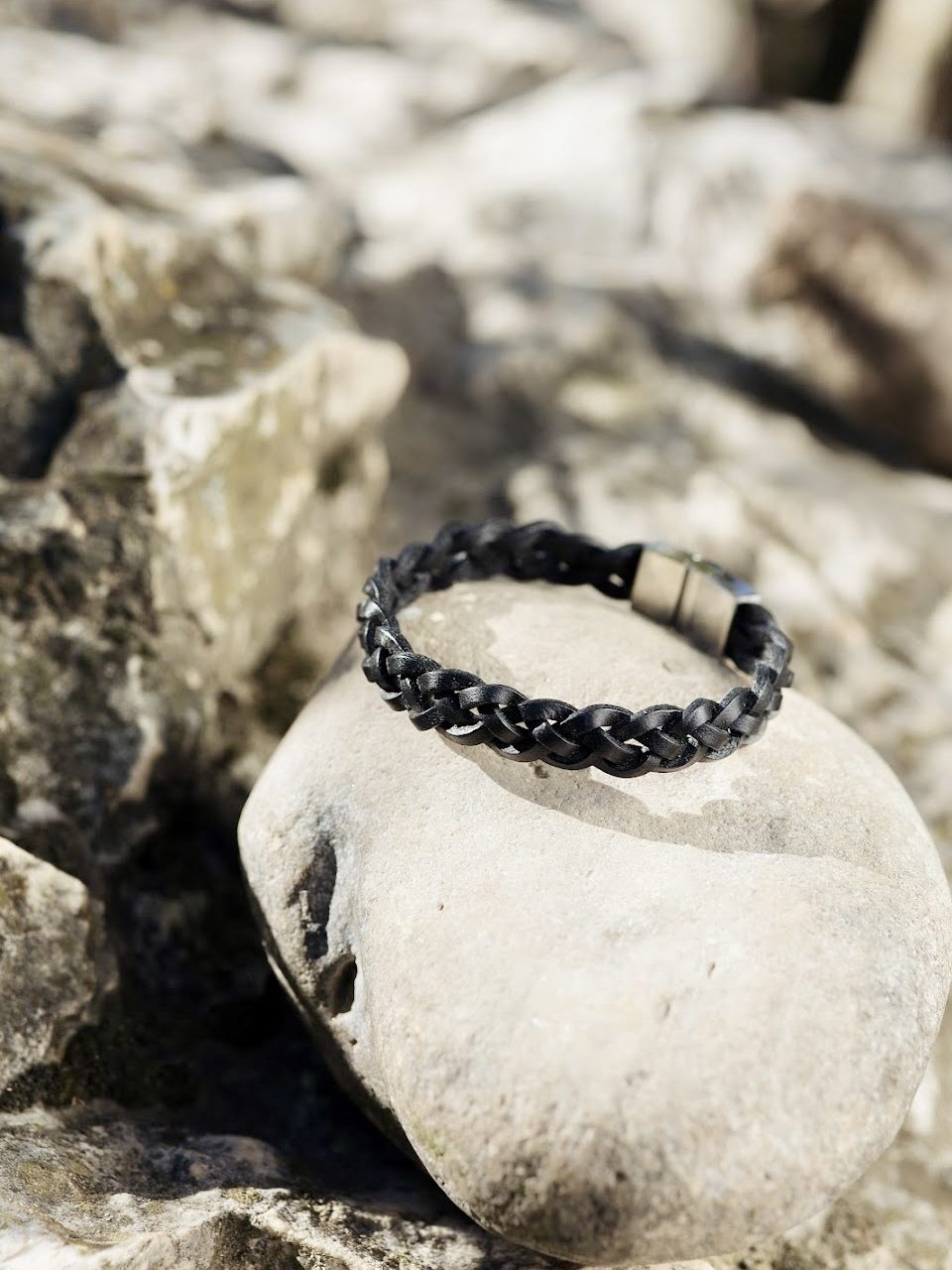 Bracelet MIXTE pour homme ou femme NAKOA en cuir noir 3 lanières, tressé main avec un fermoir aimanté en acier inoxydable sans nickel sans plomb et sans cadmium