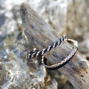 Bracelet Femme en cuir tressé, double rang, fermoir aimanté en acier inoxydable de qualité fait main, le bracelet en cuir féminin par excellence Et le bracelet femme bicolore NAKOA en cuir noir et rose doré, tressé main avec le meme fermoir en acier inoxydable sans nickel sans plomb et sans cadmium