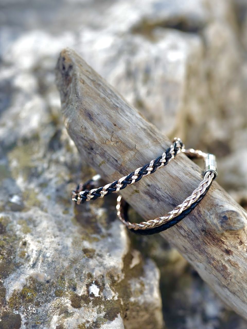 Bracelet Femme en cuir tressé, double rang, fermoir aimanté en acier inoxydable de qualité fait main, le bracelet en cuir féminin par excellence Et le bracelet femme bicolore NAKOA en cuir noir et rose doré, tressé main avec le meme fermoir en acier inoxydable sans nickel sans plomb et sans cadmium