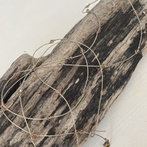 Baya ou bin-bin ORELINE en perles de verre coloris beige et tissées sur un fil doré très solide, fermoir en acier inoxydable doré sans nickel sans plomb et sans cadmium, sur mesure et ajusté à la taille fait main