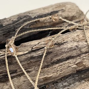 Baya ou bin-bin ORELINE en perles de verre coloris beige et tissées sur un fil doré très solide, fermoir en acier inoxydable doré sans nickel sans plomb et sans cadmium, sur mesure et ajusté à la taille fait main